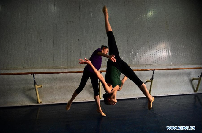 Candidates practise dance before art test in Tianjin