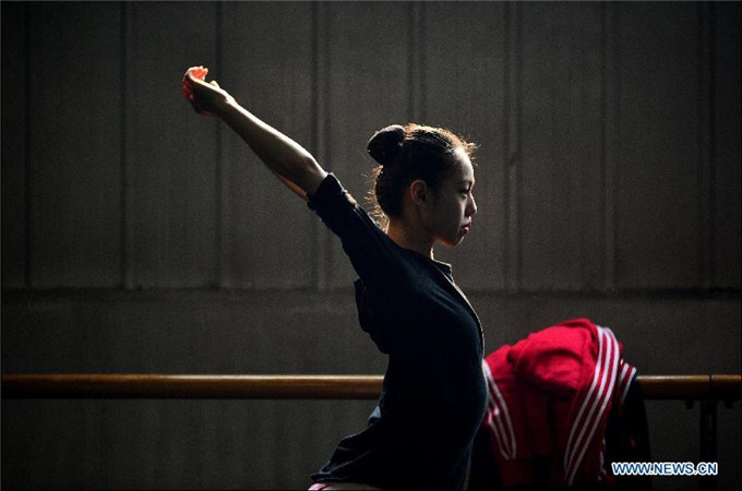 Candidates practise dance before art test in Tianjin