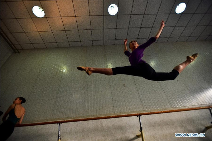 Candidates practise dance before art test in Tianjin