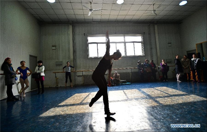 Candidates practise dance before art test in Tianjin