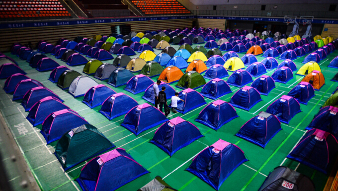 Tianjin University sets up tents for parents