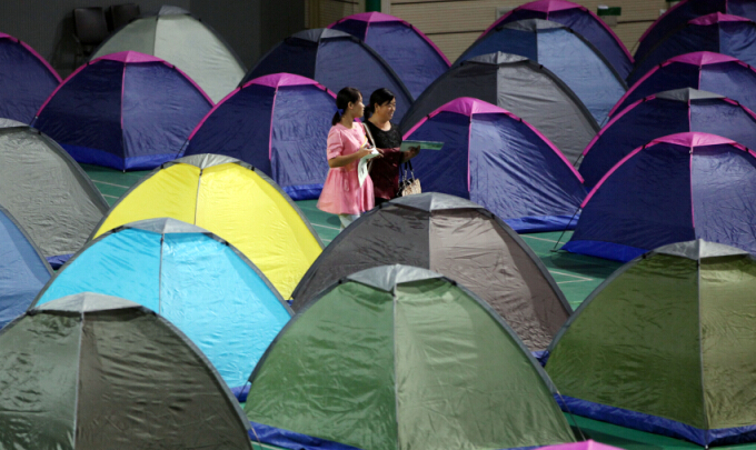 Tianjin University sets up tents for parents