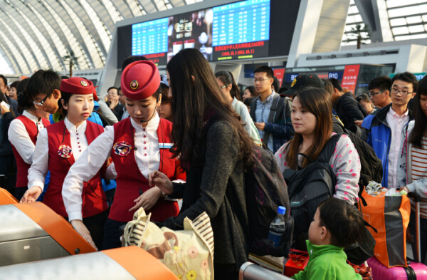 Tianjin railways see return-trip travel peak after festival