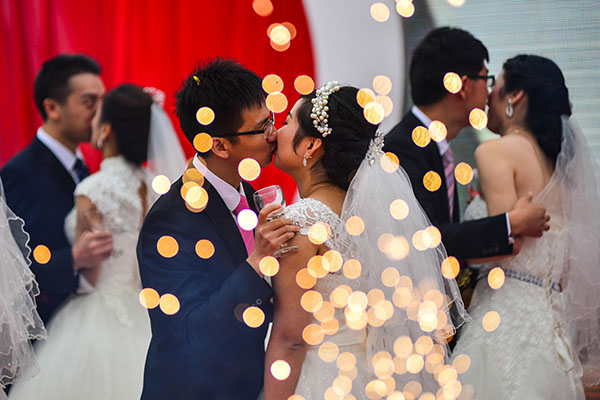 Group wedding held at the foot of Tianjin’s tallest building