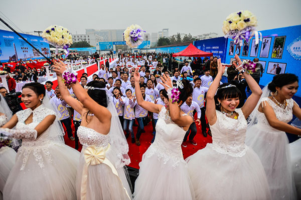 Group wedding held at the foot of Tianjin’s tallest building
