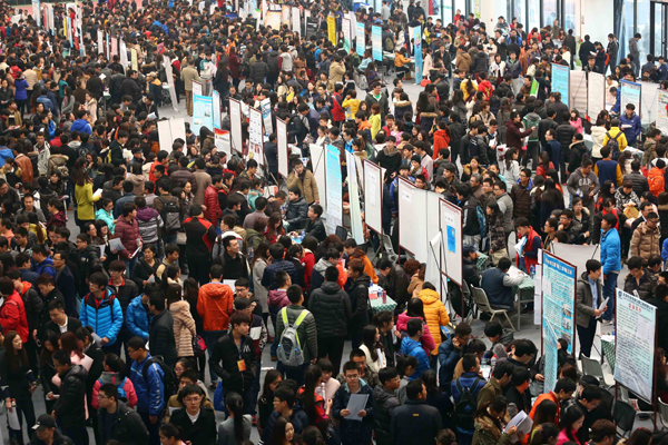 Tianjin holds large scale job fair for college graduates