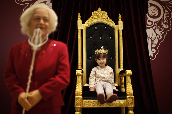 Queen Elizabeth wax statue visits Tianjin