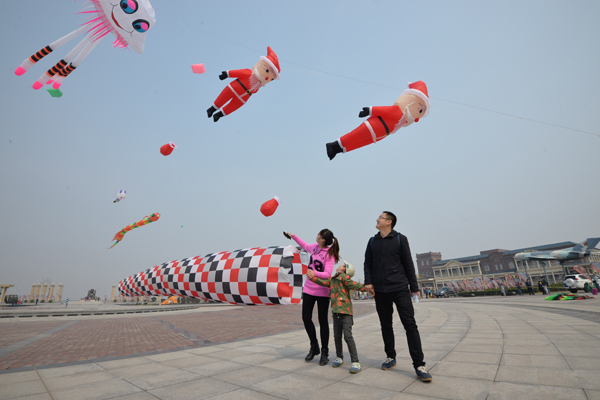 Sino-Singaporean Eco City attracts crowded visitors during three-day holiday