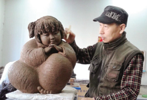 Father of 'Meng Wa' sculpts for plain folks