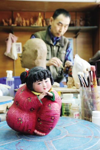 Father of 'Meng Wa' sculpts for plain folks