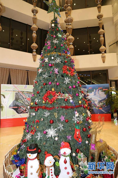 Christmas tree lights up Tianjin