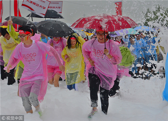 Fun with foam: Blood Run held in Tianjin