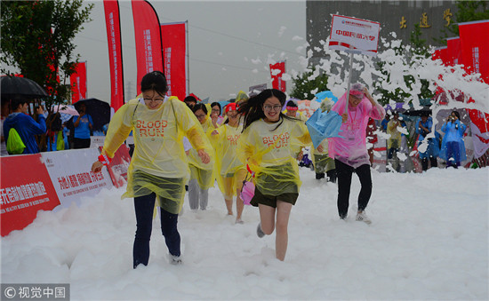 Fun with foam: Blood Run held in Tianjin