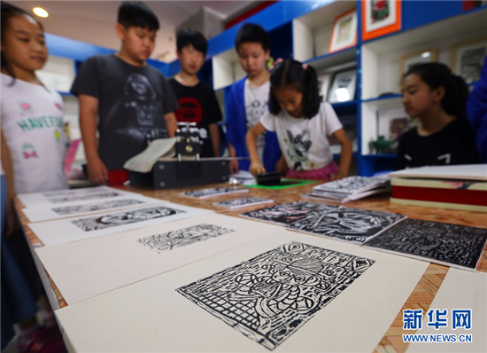 Tianjin youth's intangible heritage works off to Italy