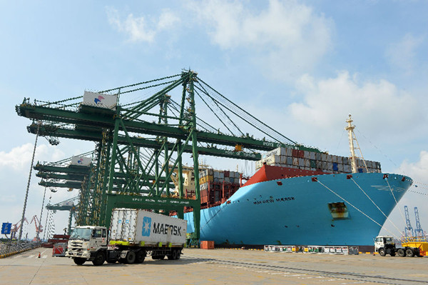 The largest container liner comes into service in Tianjin Port