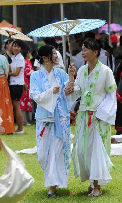 Traditional Han costume seen at commemorative ceremony to honor Qu Yuan