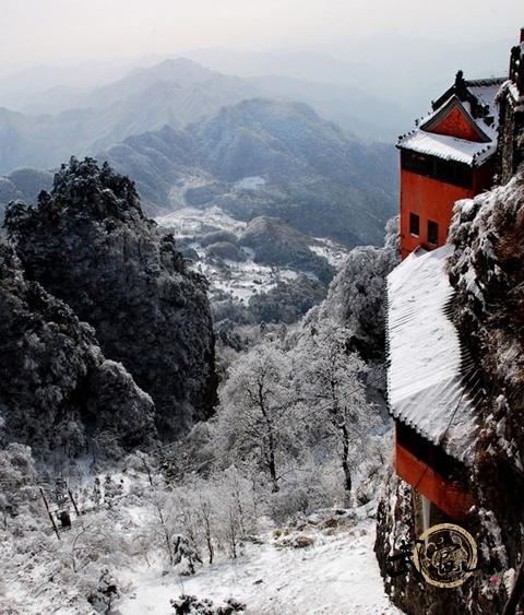 The beauty of the Wudang Mountains covered in snow