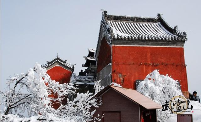 The beauty of the Wudang Mountains covered in snow