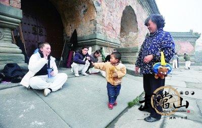 Foreign twin sisters learn Wudang kung fu