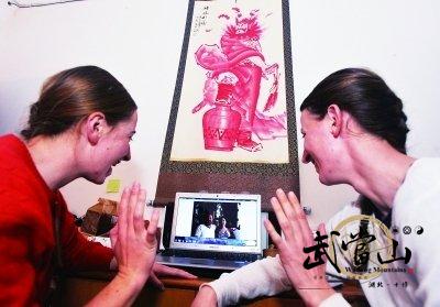 Foreign twin sisters learn Wudang kung fu