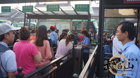 Tourists enjoy Mid-Autumn Festival at Tai Chi Lake