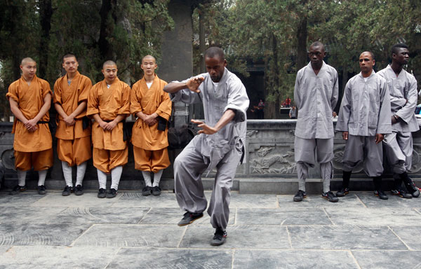 Africans learn kung fu at Shaolin Temple