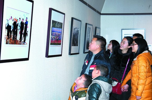 Photography exhibition focuses on artists at work