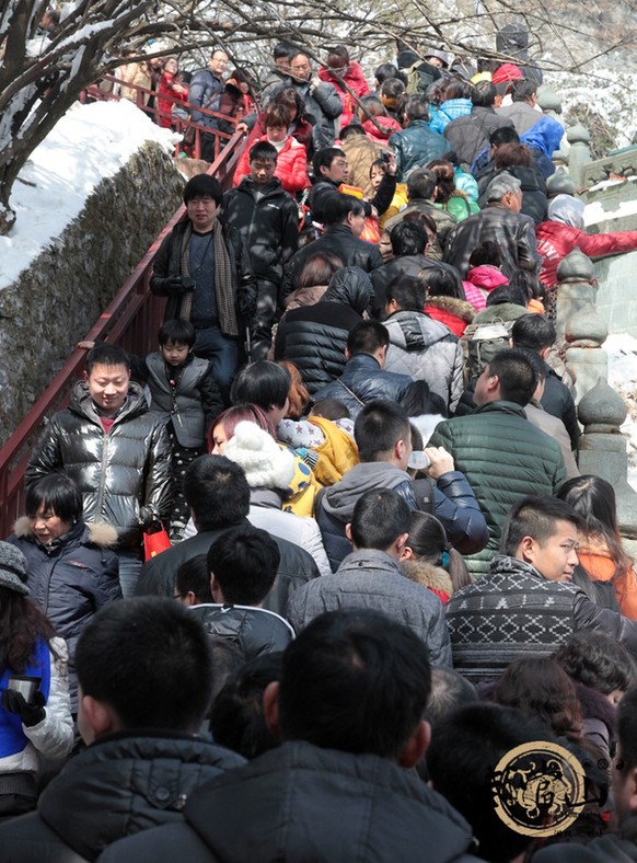 Tourists head to Wudang Mountains during Lantern Festival celebration