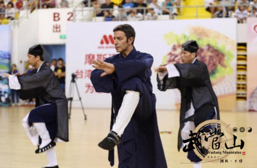 Foreign students of Wudang perform tai chi at Xiamen International Wushu Competition