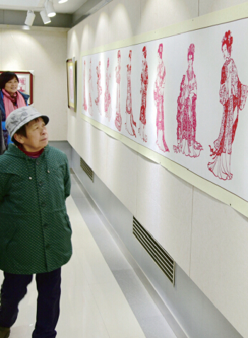 Karamay retired worker opens paper-cut exhibition