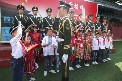 People of different ethnic groups live together in Xinjiang