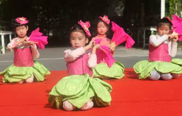 Senior residents honored on Double Ninth Festival