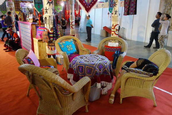 Handicraft works are highly welcomed at Yunnan Cultural Industry Expo