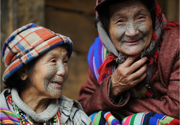 Derung ethnic group: women with tattooed faces dying out