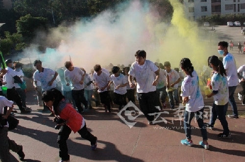 Students take part in color run