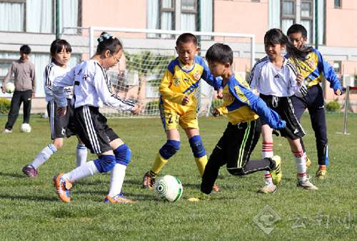 Yunnan hosts football league, encourages youth to play