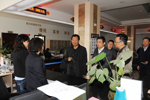 Wang requires service center to strengthen standardized administration