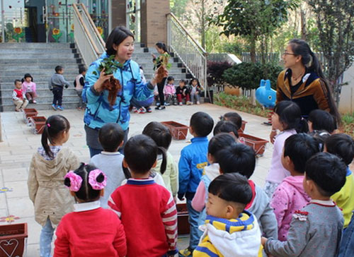 Children in Kunming Hi-Tech Zone grow plants to mark Arbor Day