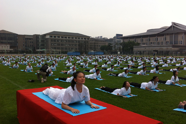 Relax, breathe: Yoga gaining fans in Yunnan