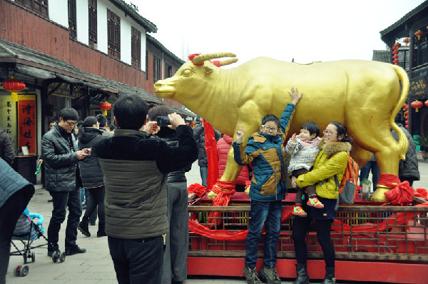 Zhouzhuang displays spectacular folk custom activities