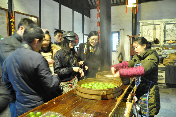 Zhouzhuang displays spectacular folk custom activities