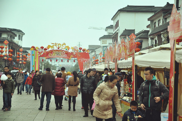 Zhouzhuang displays spectacular folk custom activities