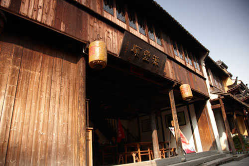 Savoring yellow rice wine in Zhouzhuang