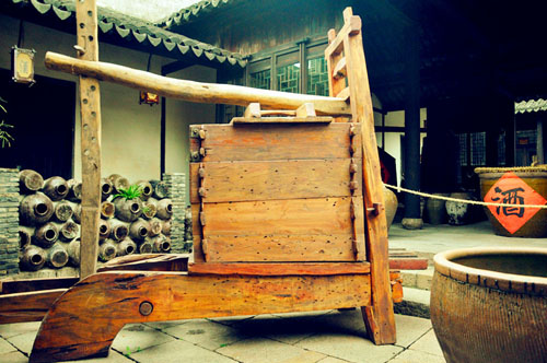 Savoring yellow rice wine in Zhouzhuang