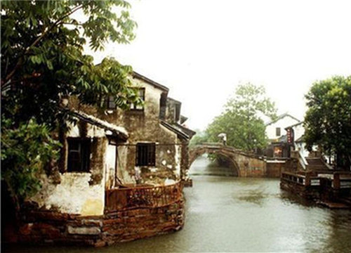 Hundreds of Anhui middle school students visit Zhouzhuang