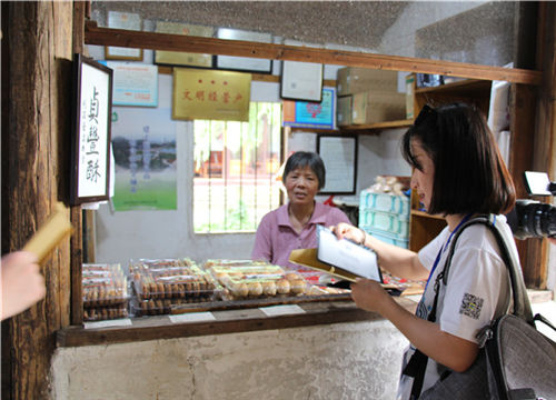 Tour around Zhouzhuang with online celebrities