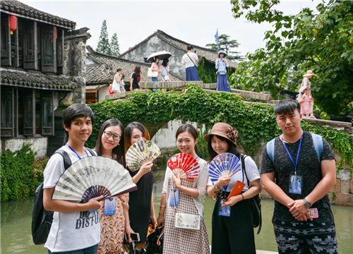 Online celebrity novelists visit Zhouzhuang