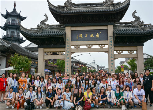 Online celebrity novelists visit Zhouzhuang