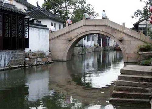 Recall old film scenes in Zhouzhuang