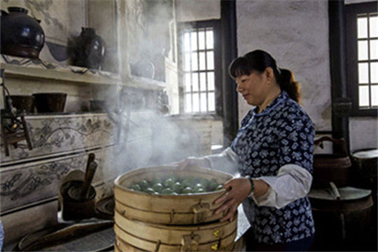 Qingtuanzi (green glutinous rice cakes)